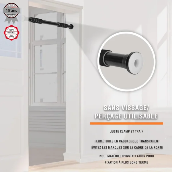 Image d'une barre de tractions installée dans un cadre de portes