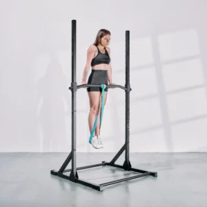 Femme faisant des dips assistés aux élastiques sur slide bar eric flag
