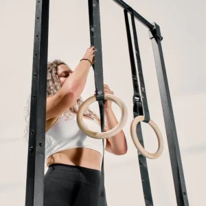 Photo d'une femme réglant les anneaux de gymnastique Eric Flag