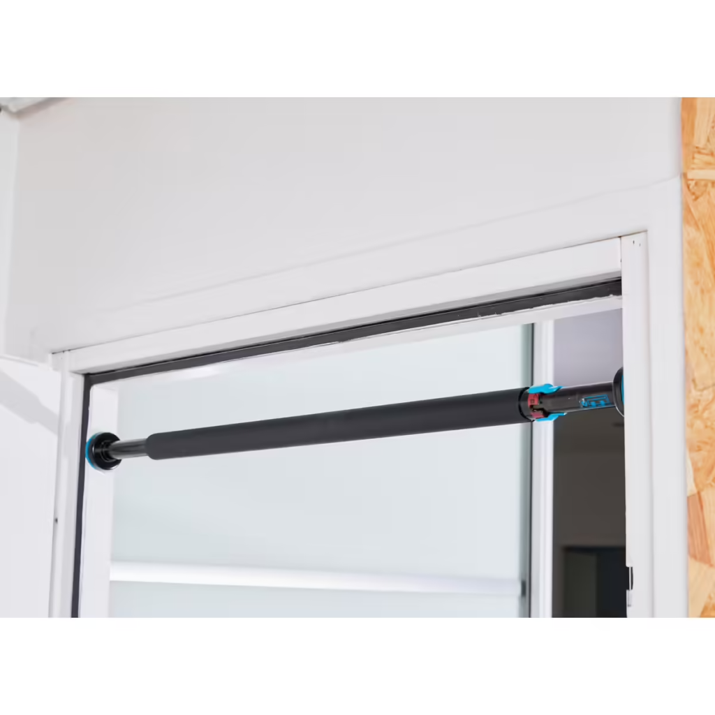 barre de tractions décathlon installée dans cadre de portes