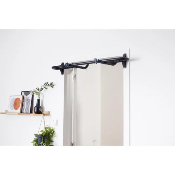 Barre de tractions sans fixations installée dans le cadre de porte