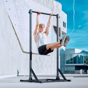 Image d'Eric Flag réalisant des relevés de jambes tendus avec la barre de tractions Slide Bar en extérieur