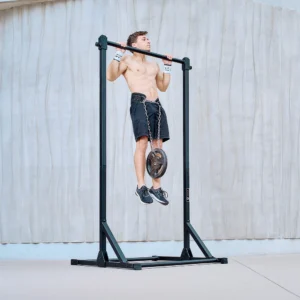 Homme faisant des tractions lestées sur slide bar eric flag