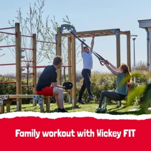 Famille s'entrainant à dans leur jardin avec la station d'entrainement Wickey Fit