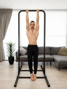 Homme blanc en suspension prise supination avec la barre de traction The big bar de Baseblocks dans un salon