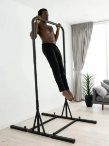 Homme noir réalisant des tractions pronation avec la barre de traction The Big Bar de baseblocks