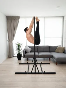 Homme blanc réalisant des toes to bar avec la barre de traction The Big Bar de baseblocks dans un salon