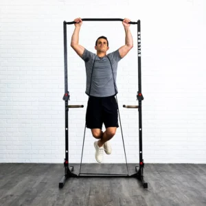 Homme faisant des tractions lestées avec élastique sur la barre de traction transportable Bullbar 2.0