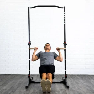 Homme faisant des tractions australiennes sur la barre de traction transportable Bullbar 2.0