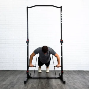 Homme faisant des pompes lestées avec élastique sur la barre de traction transportable Bullbar 2.0