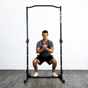 Homme faisant des squat lestés avec élastique sur la barre de traction transportable Bullbar 2.0