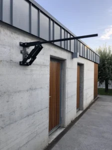 Barre de traction murale "Kingsbox 3 seconds pull-up bar" installé sur mur béton extérieur