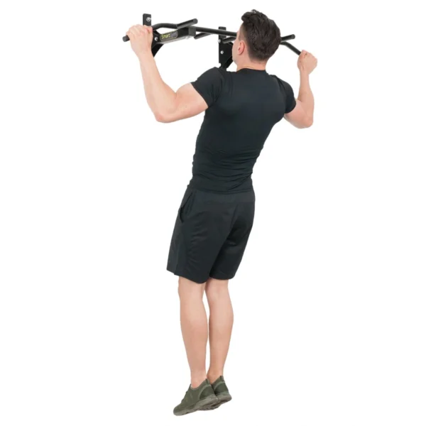 Barre de traction murale et plafond Marbo sport smartgym SG-12 - homme faisant des tractions