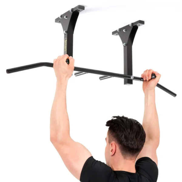 Barre de traction murale et plafond Marbo sport smartgym SG-12 en position fixation au plafond avec un homme faisant des tractions en prise neutre