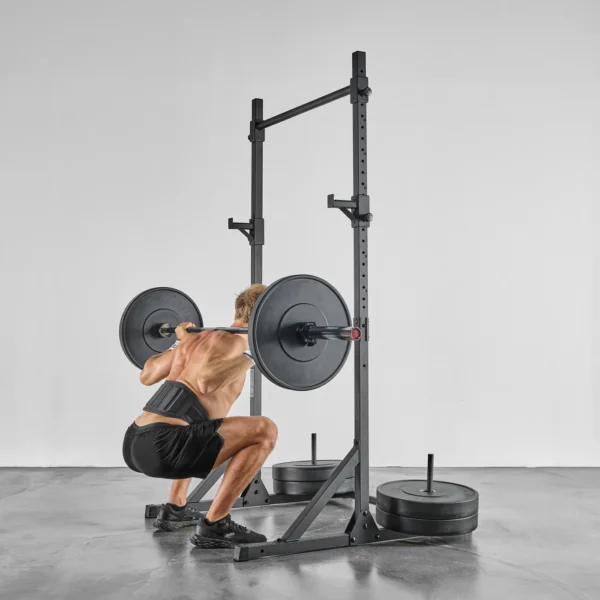 Barre de traction Eric Flag Slide bar 2.0 - Eric flag se servant de la barre de traction en configuration rack à squat