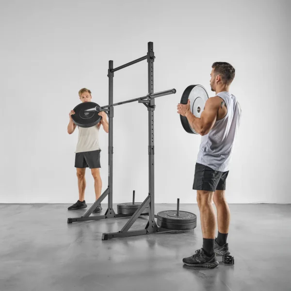 Barre de traction Eric Flag Slide bar 2.0 - deux hommes chargeant la barre de musculation avec des disques, grâce aux supports de barre