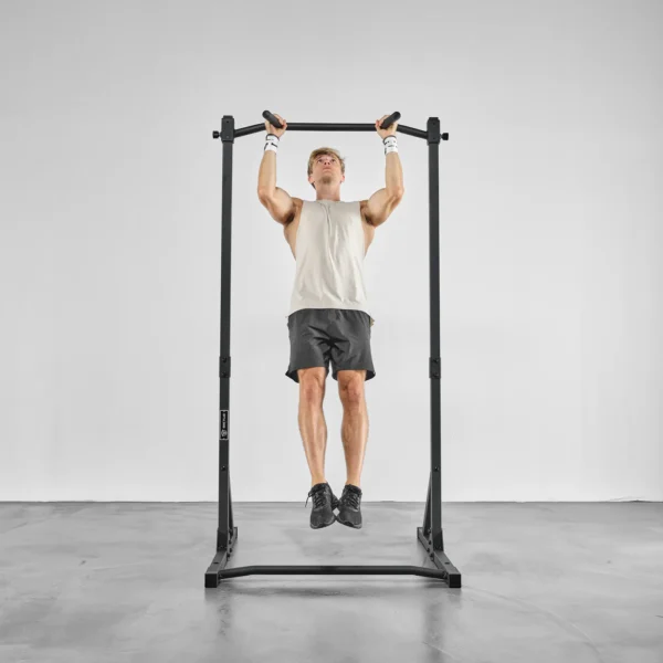 Barre de traction Eric Flag Slide bar 2.0 - Eric Flag réalisant des tractions en prise neutre grâce à la barre de dips et tractions