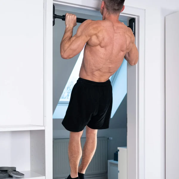 Barre de Traction de Porte Extend-it Gornation - Homme de dos faisant des traction pronation