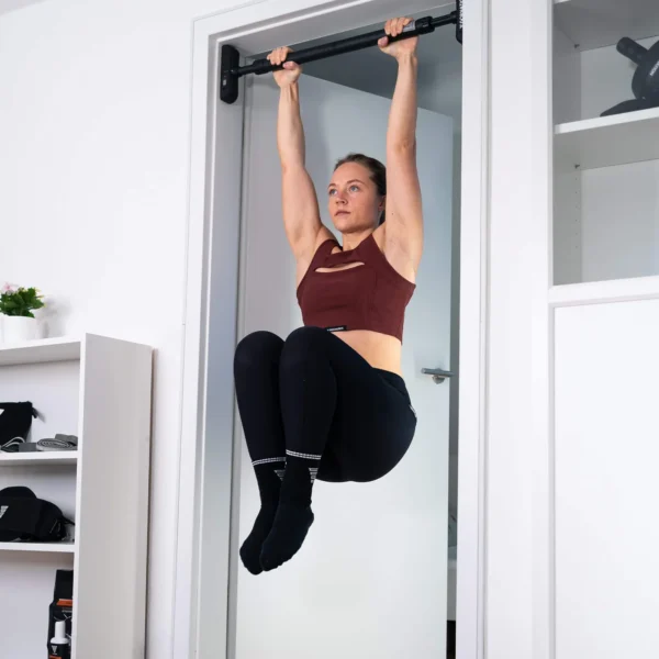 Barre de Traction de Porte Extend-it Gornation - femme faisant des relevés de genou