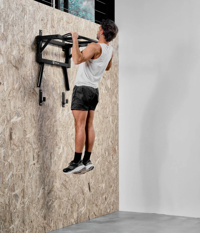Un homme faisant des tractions avec la barre de traction murale Eric Flag