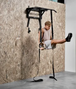 Eric Flag utilisant des anneaux de gymnastique avec sa barre de traction murale