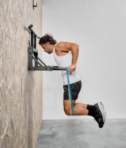 homme faisant des dips assistés aux élastiques avec la barre de traction murale Eric Flag