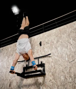 Homme réalisant un handstand sur la barre de traction murale Eric Flag