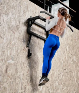 Femme réalisant des tractions prise neutre avec la barre de traction murale Eric Flag