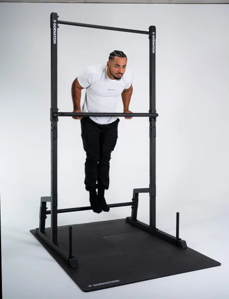 Station de Traction Premium Gornation - Homme faisant des dips avec la station complète sur tapis Gornation