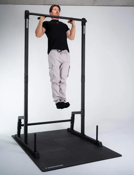 Station de Traction Premium Gornation - Homme faisant des tractions prise neutre grâce à la barre de dips en option